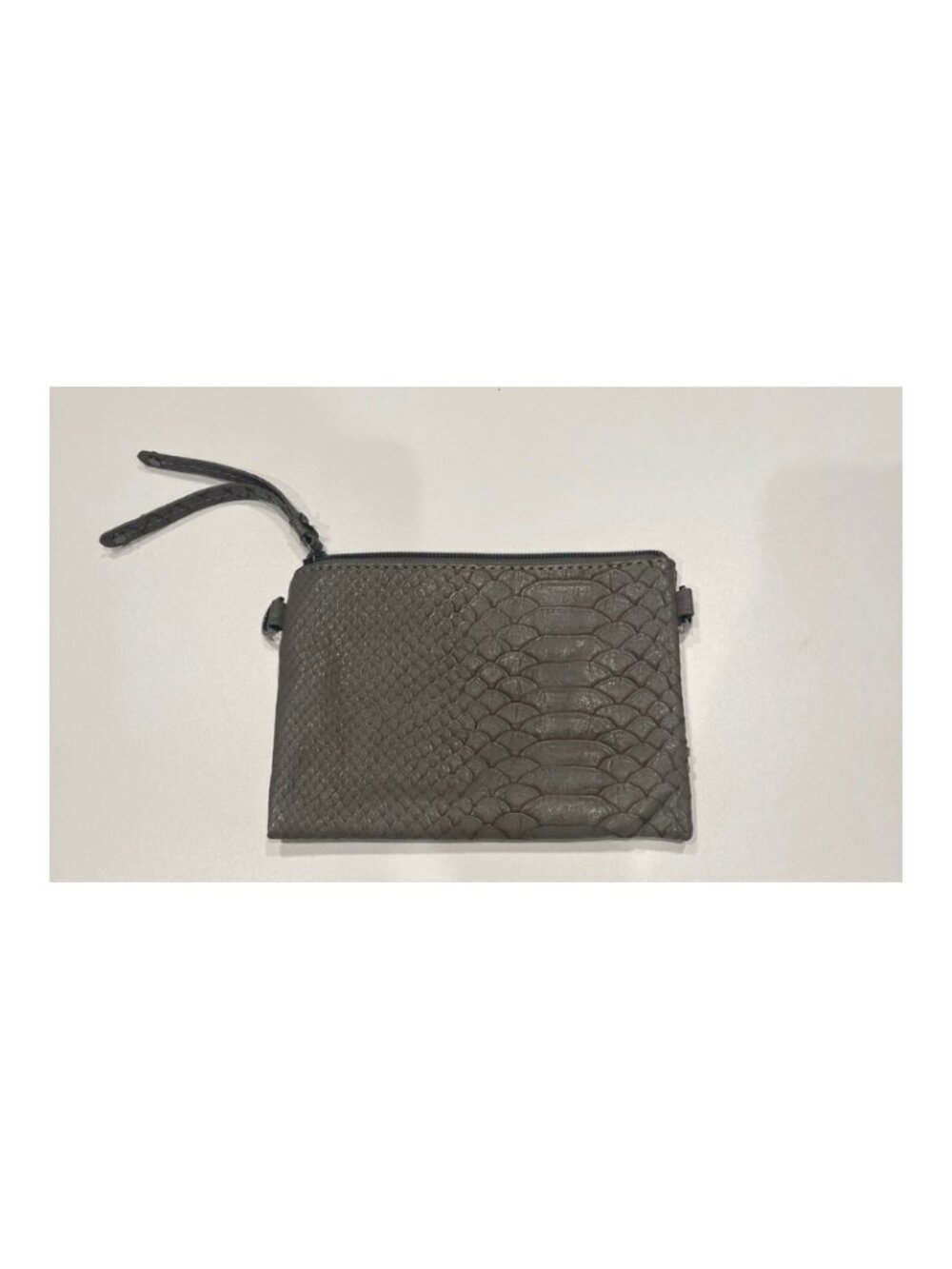 Le Château Women’s Gray Leather Zip Wallet